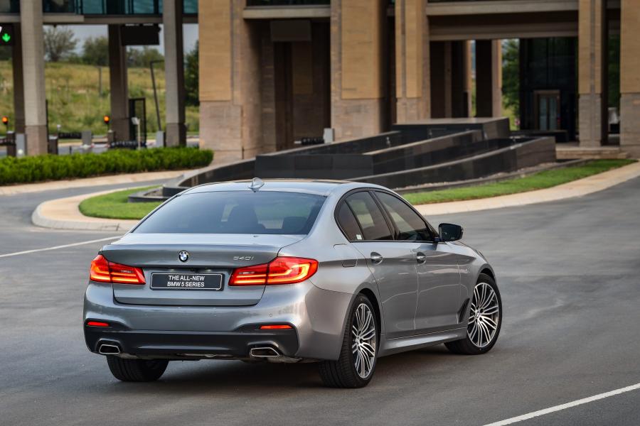  BMW 540i Sedan M Sport 2017 года  (ZA) (фото 16 из 40)